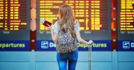 Blonde woman arrives at airport before concert and then people realise who she is