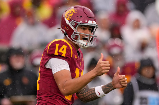No. 17 Southern California scores final 19 points, keeps CFP hopes alive with 26