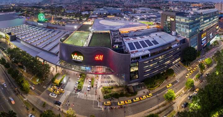 El popular centro comercial en Medellín que tendrá su propio parque de diversiones con montaña rusa incluida
