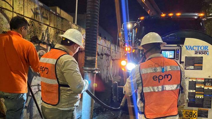 ¡Menos basura, menos inundaciones! Medellín limpia 1.300 sumideros y 15 soterrados para evitar inundaciones