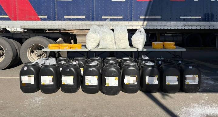 Aseguran 300 kilos de metanfetamina en SLRC; caen dos presuntos responsables