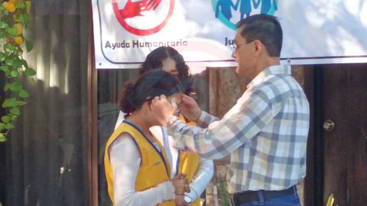 Club de Leones entrega lentes gratis a beneficiados del programa Visión