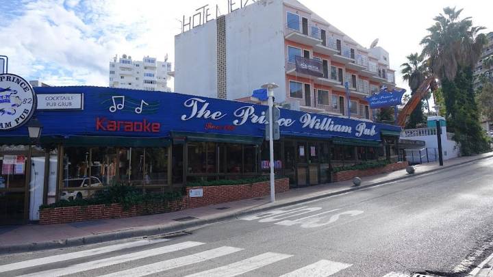 La resistencia a desaparecer de un histórico pub de Magaluf, el Prince William, impide la demolición total del Hotel Teix