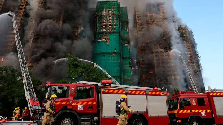 Tragedia en Hong Kong: voraz incendio en un edificio deja al menos cuatro muertos y múltiples heridos