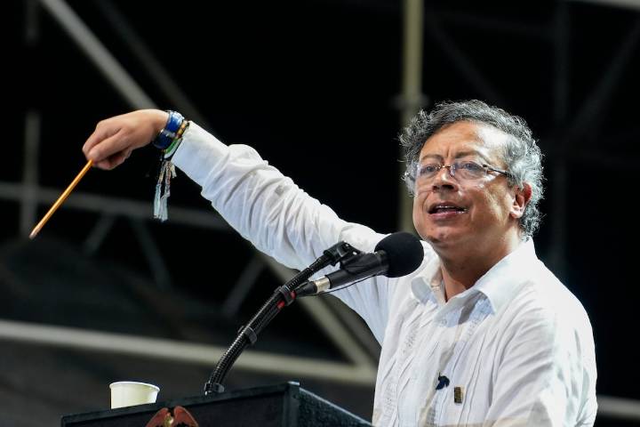 Petro vuelve a llamar a consultas a su embajador en Estados Unidos