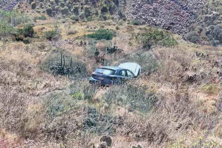 Mujer conducía por la carretera a Real del Monte y se fue al barranco, ¿sobrevivió?