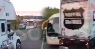 Segundos de tensión: tráiler y autobús casi chocan de frente en la Siglo XXI [VIDEO]