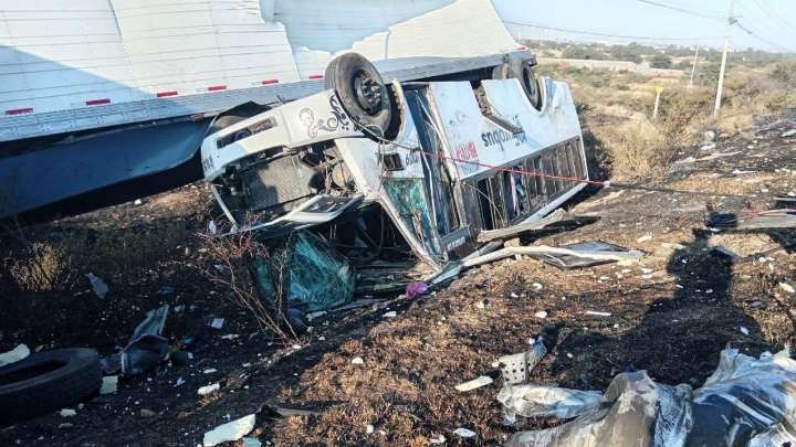 Impactante choque causa tragedia por cambio de carril de tráiler; hay al menos dos muertos