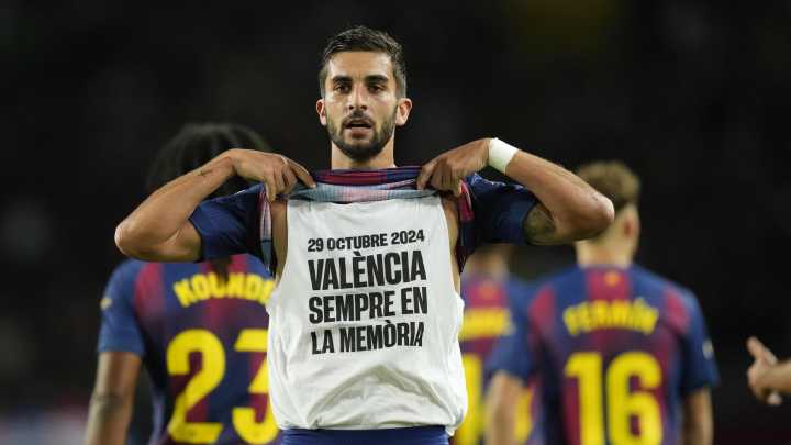 Ferran Torres marca al Elche y muestra un mensaje de apoyo a las víctimas de la dana en su camiseta interior