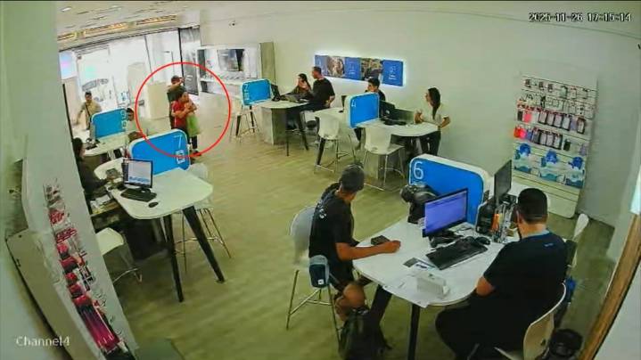 Video: ladrones entraron a robar a un local de telefonía, les apuntaron con un arma a los empleados y tomaron a un nene de rehén