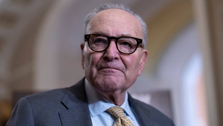 Schumer no votó a favor del proyecto para abrir el gobierno, pero se enfrenta a la furia demócrata