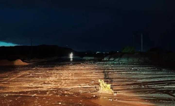 Video: la crecida de un arroyo arrastró vehículos y tuvieron que rescatar a varias personas