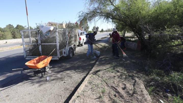 Dan mantenimiento al camellón de la David Herrera Jordán