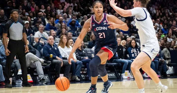 No. 1 UConn hits a barrage of 3's in blowout of Xavier, 104