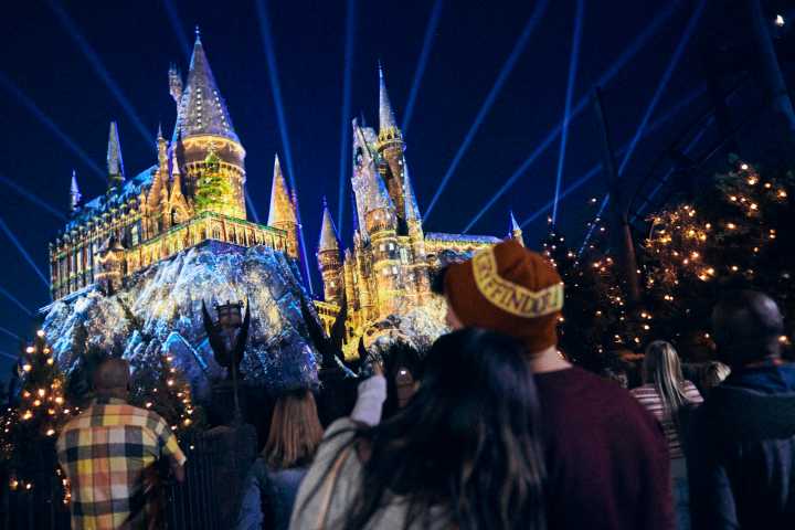 Universal Florida inaugura Navidad con atracciones de Harry Potter y El Grinch