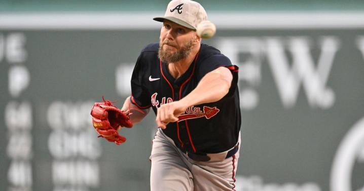 Braves exercise $18M option to retain LHP Chris Sale for 2026