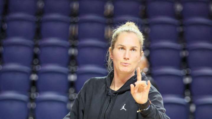 See the photos! Kelly Rae Finley leads Florida WBB through practice