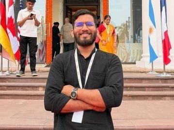 Tragic Death Video: Instagram Influencer Dies After Falling From Third Floor of Makhanlal University Building in Bhopal