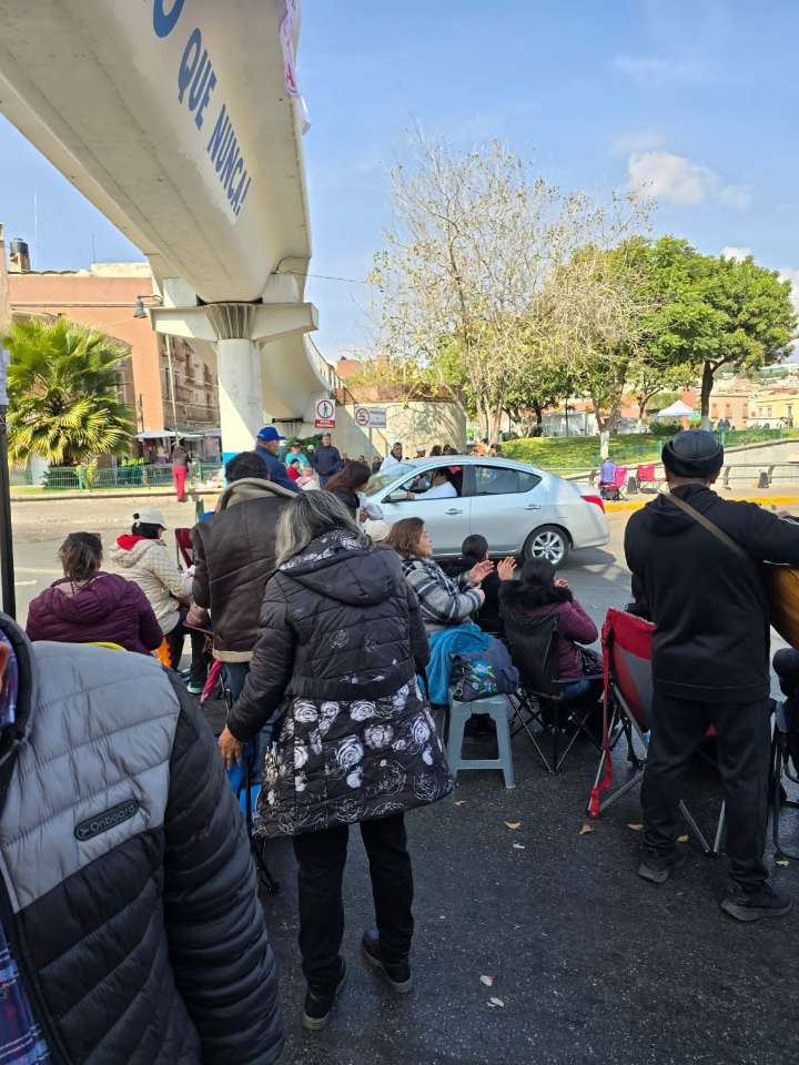 Mantienen docentes bloqueo por la federalización opaca