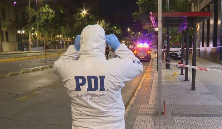Funcionario de la PDI baleó a delincuente armado que intentó asaltarlo en la Alameda