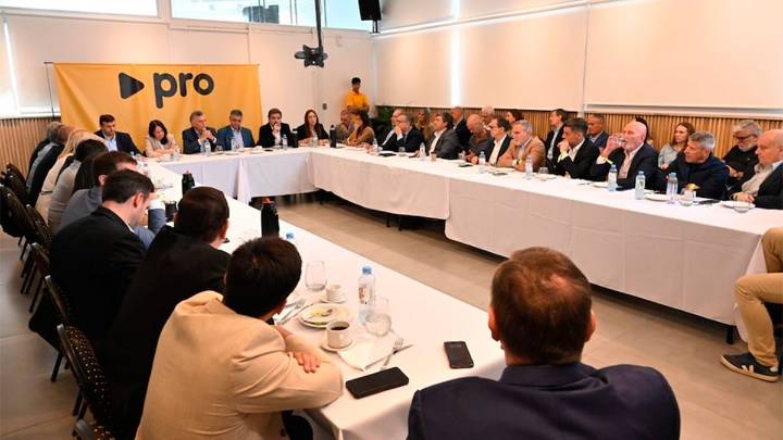 Macri se reunió con los principales dirigentes del PRO para frenar la sangría a la LLA