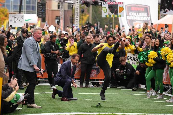 Where to stream ESPN College GameDay live from Eugene for free today; Oregon vs USC