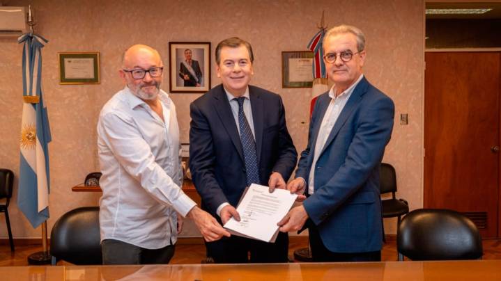 El Gobernador firmó un acuerdo para que jóvenes cineastas del Norte Argentino puedan…