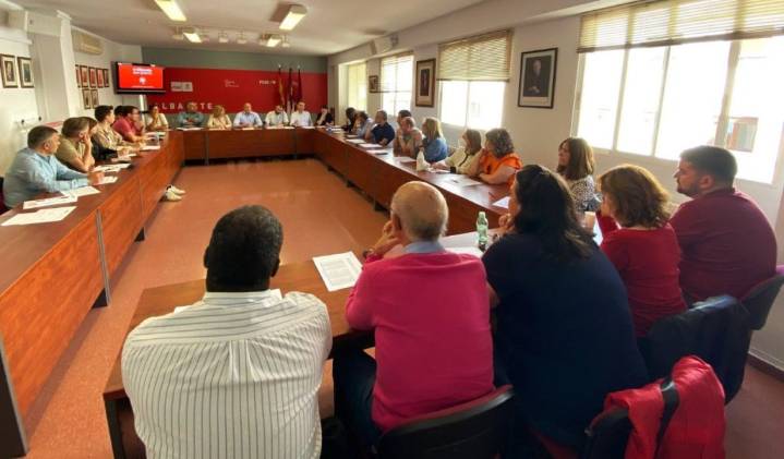 El PSOE Albacete estudia medidas legales para que la justicia anule la decisión plenaria de nombrar persona 'non grata' a Sánchez La Comisión Ejecutiva Municipal del PSOE en Albacete estudia acciones
