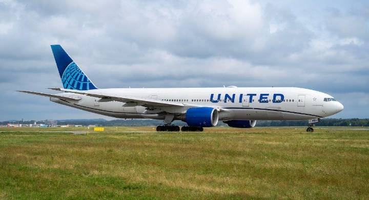 Pánico en vuelo de United Airlines: alerta de bomba obliga aterrizaje de emergencia