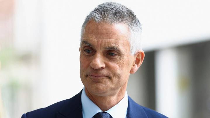 Director general saliente de la BBC pide al personal “luchar” por su periodismo