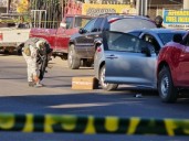 Conductor de un auto es asesinado a balazos y su acompañante queda herido en la colonia Las Cucas, …