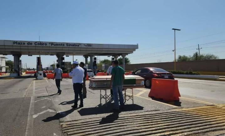 ‘El campo está muerto’: agricultores bloquean caseta en Guasave con ataúd simbólico