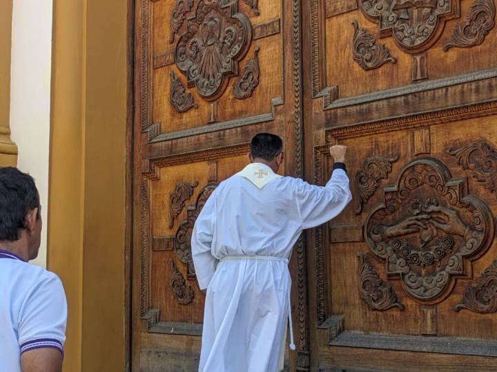 Nuevo párroco de la frontera recibió las llaves de la Basílica Menor