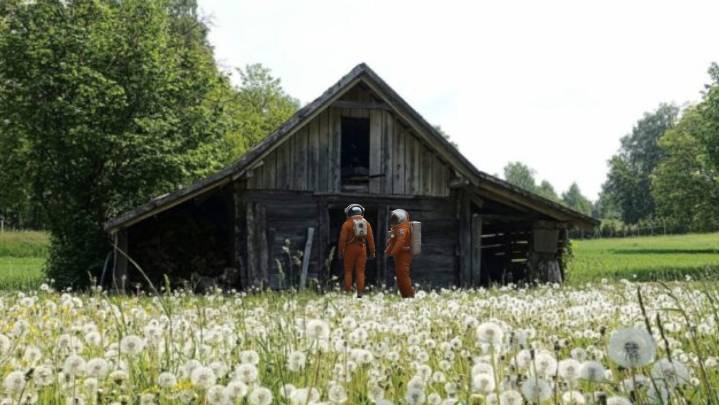 Astronauts Return to Earth After 9 Months Trapped in Conversation at Mennonite Couple's Doorway