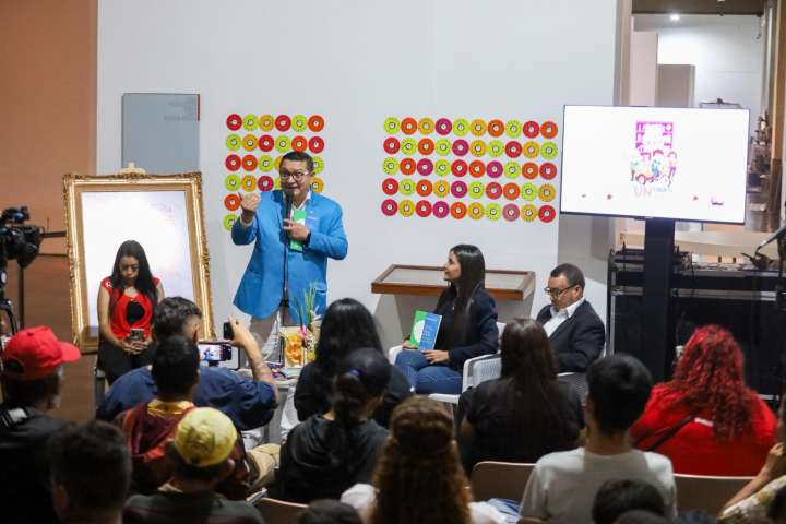 Presentan libro «Más allá de la locura» en la Feria del Libro de Caracas