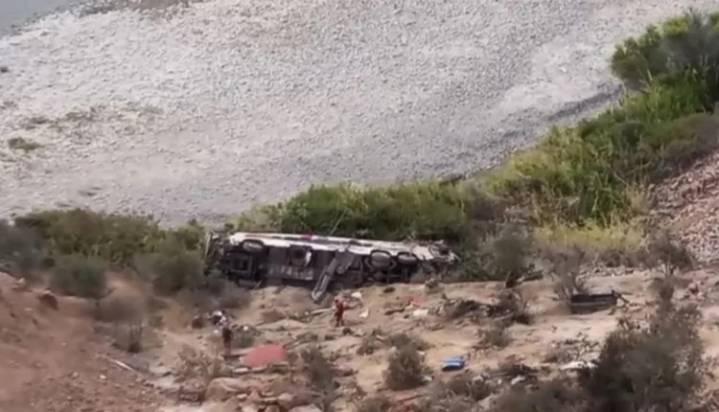 37 personas murieron tras la caída de un autobús por un barranco en la localidad peruana de Ocoña