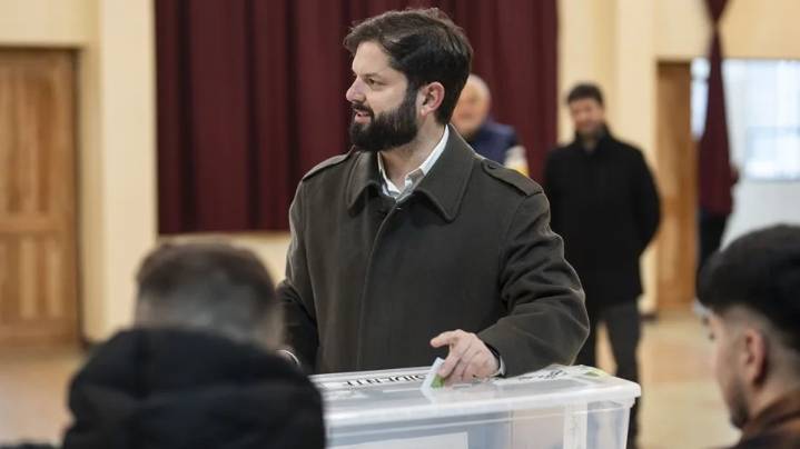 Boric madruga para depositar su voto y animar a los chilenos a participar