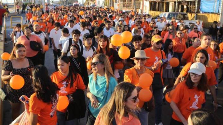 Marchan por el Día Internacional de la Eliminación de la Violencia contra la Mujer e iluminan de naranja el Palacio Municipal