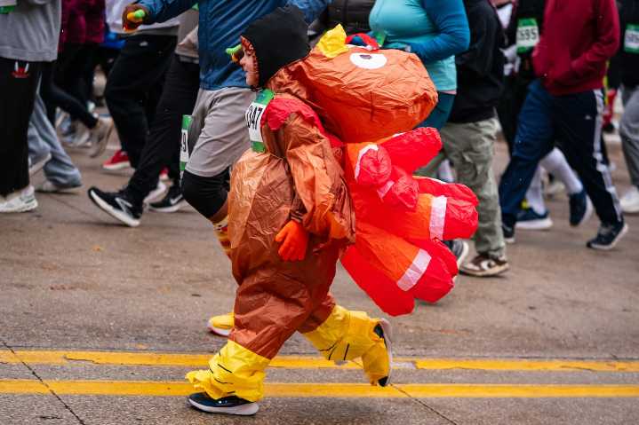 Thousands take to downtown Grand Rapids in 33rd annual Turkey Trot