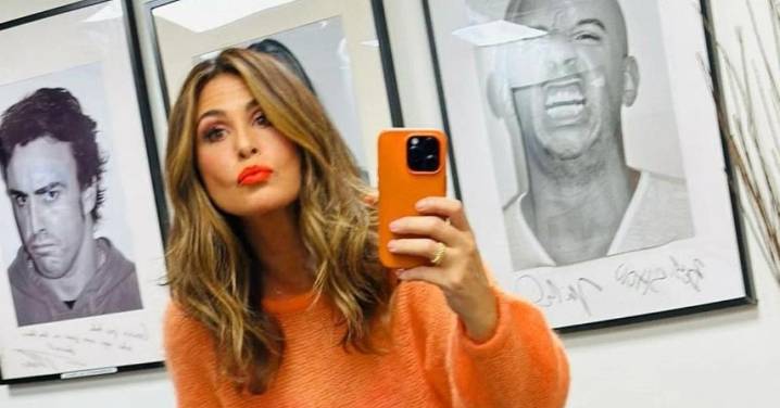 De lentejuelas, la sudadera de Lefties alternativa a los jerséis más elegantes que querrás para un look de Navidad con falda