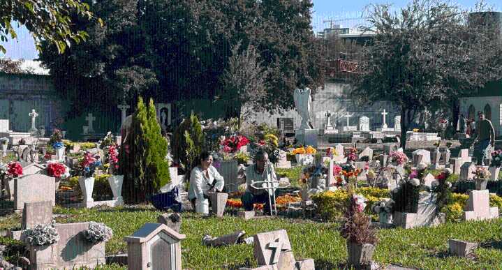 Visitan familias a sus seres queridos por el día de muertos