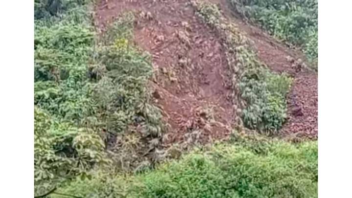 Derrumbe bloquea la vía Ancuya – Linares en el sector de Quebrada Honda