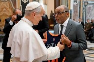 Regala Spike Lee camiseta de los Knicks al Papa León XIV