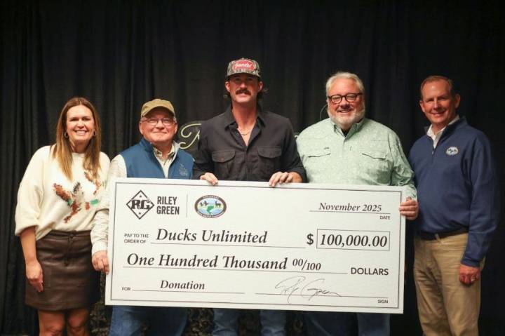 Country star Riley Green presents $100,000 check at concert for Arkansas waterfowl
