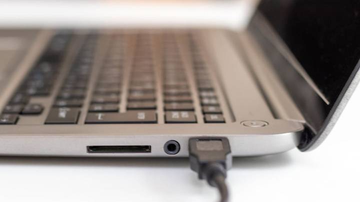 Este puerto USB blanco de su portátil podría causar problemas: el motivo poco conocido por el que debería evitar usarlo