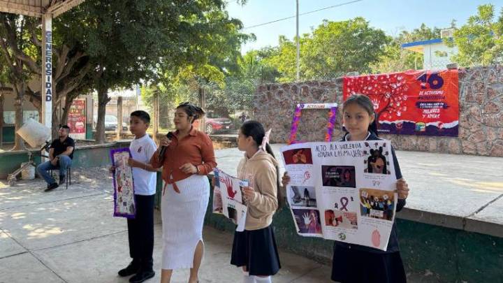 Conmemoran con carteles Día de la Eliminación de la Violencia contra la Mujer en Isla del Bosque, Escuinapa