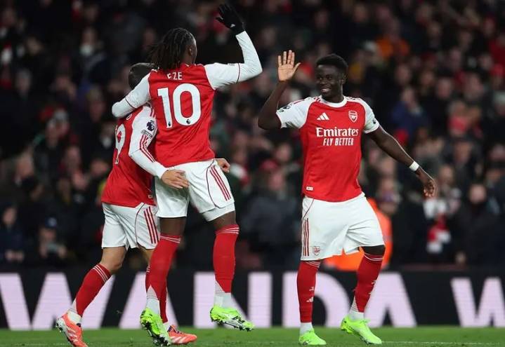 Arsenal destroza al Tottenham y es más líder que nunca