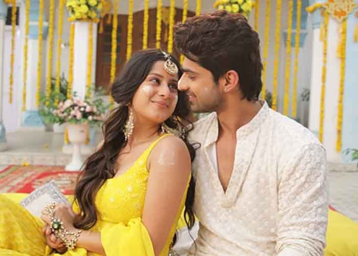 Exes Isha Malviya, Abhishek Kumar shoot a romantic video; fans ask them to get back together