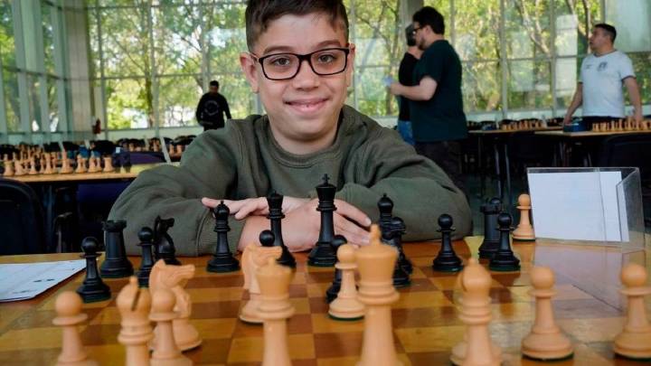 Faustino Oro, el niño argentino que eliminó a un gran maestro croata y dio el primer golpe en la Copa Mundial de ajedrez