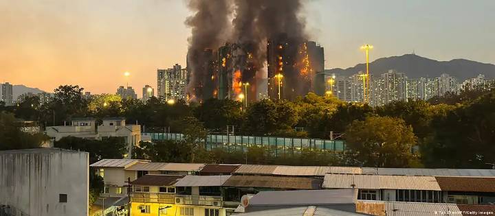 Al menos 12 fallecidos en incendio en Hong Kong